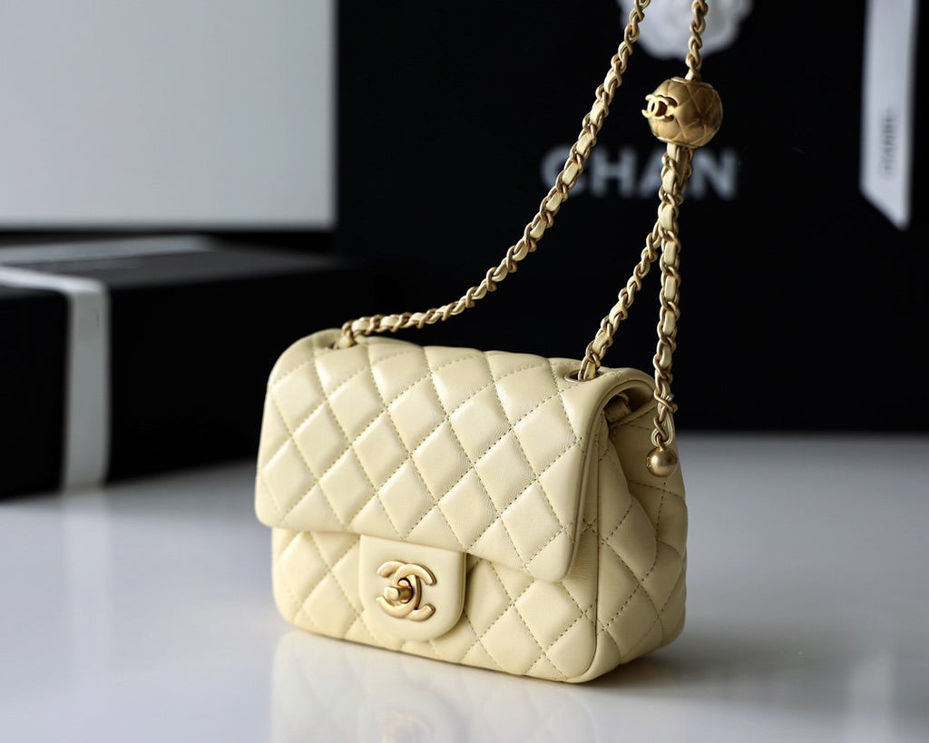 FLAP BAG 17CM YELLOW LAMBSKIN GOLD HARDWARE