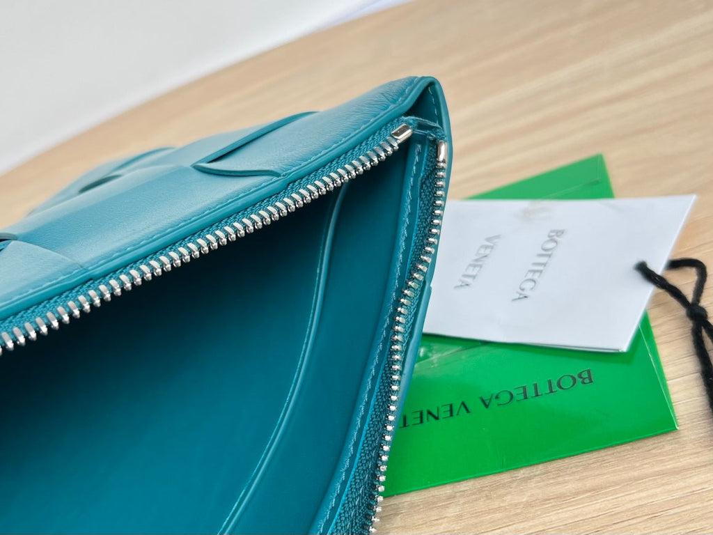 LARGE CASSETTE POUCH 35 IN LAGOON BLUE CALFSKIN