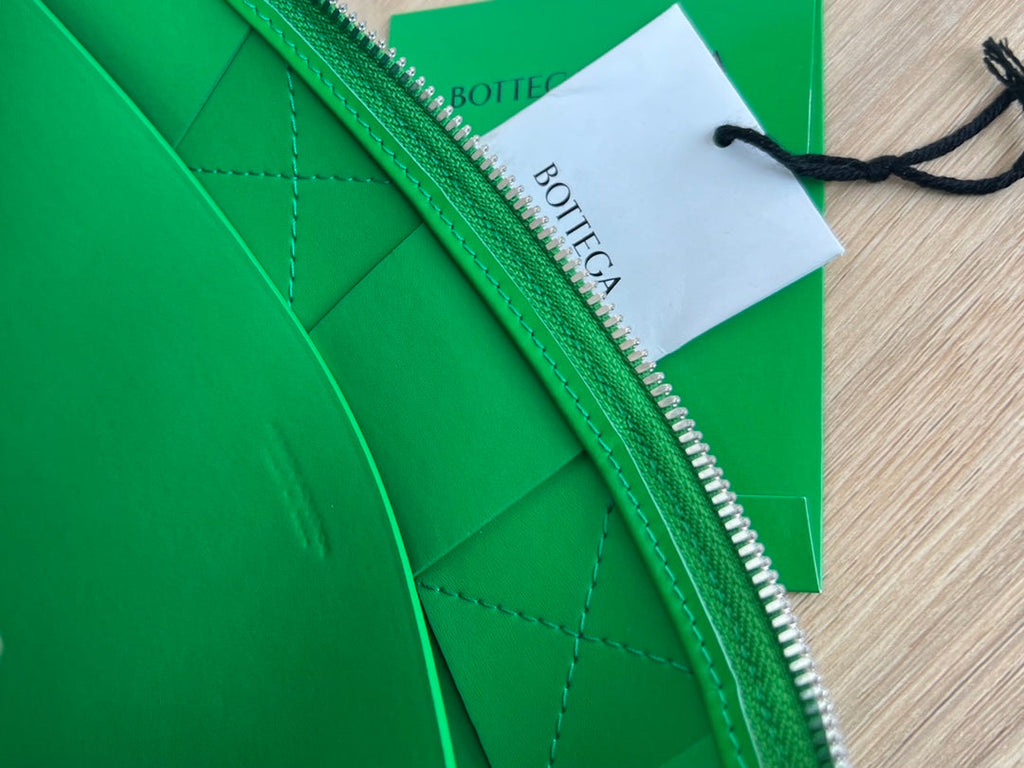 LARGE CASSETTE POUCH 35 IN MALACHITE GREEN CALFSKIN