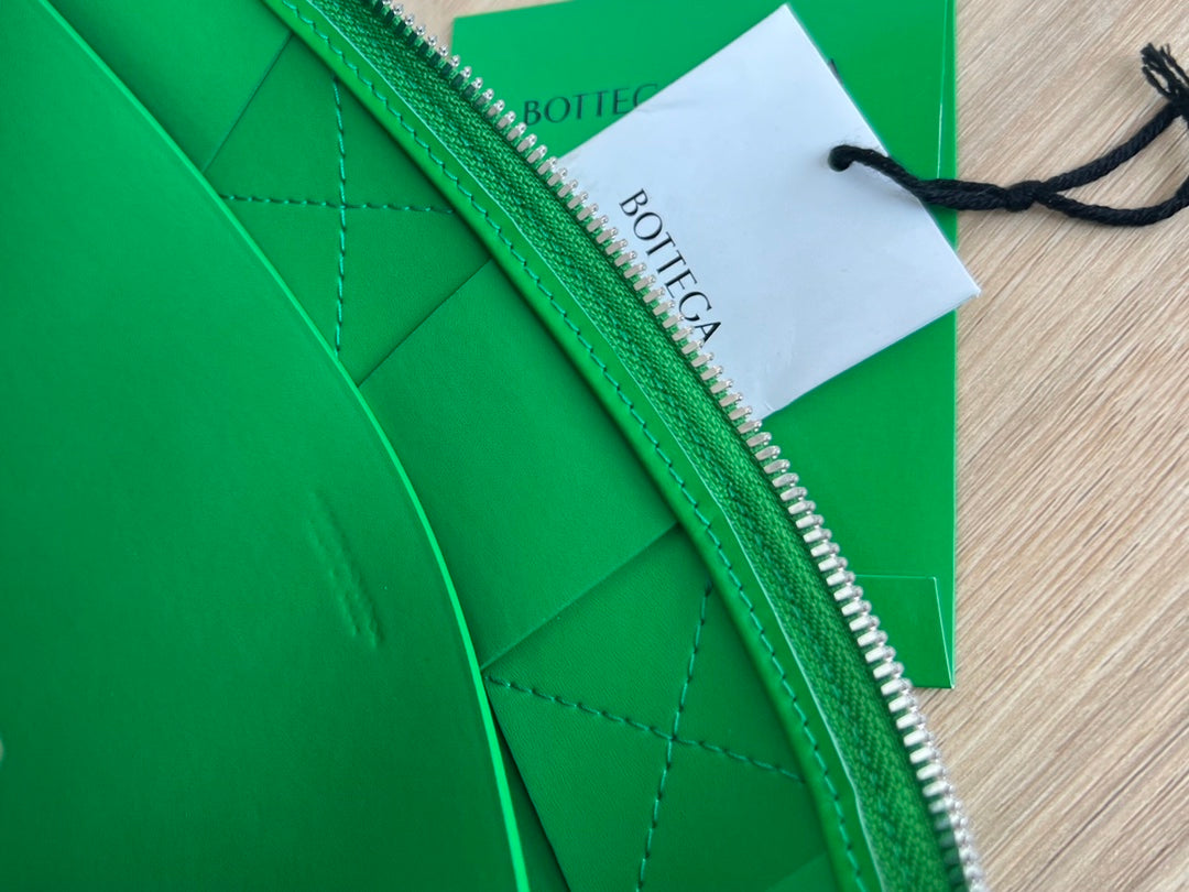 LARGE CASSETTE POUCH 35 IN MALACHITE GREEN CALFSKIN