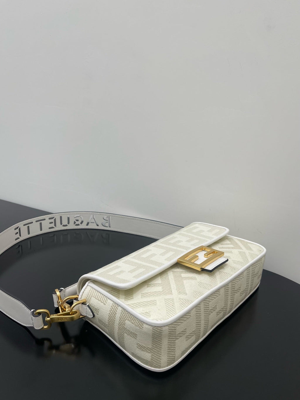 FENDI 26 BAGUETTE WHITE NAPPA LEATHER BAG WITH GOLD HARDWARE
