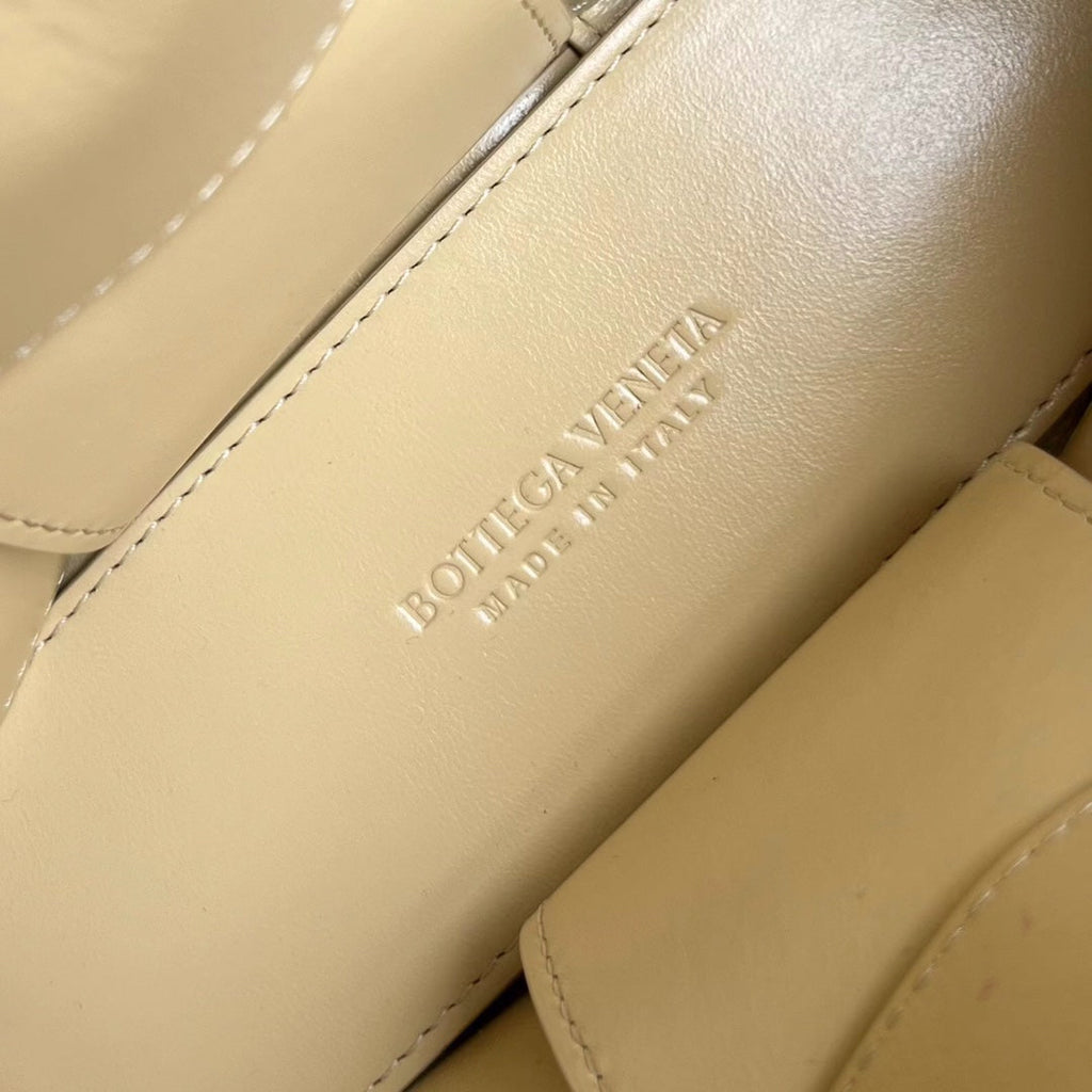 BOTTEGA VENETA CANDY ARCO TOTE 20 IN BEIGE SOFT LAMBSKIN