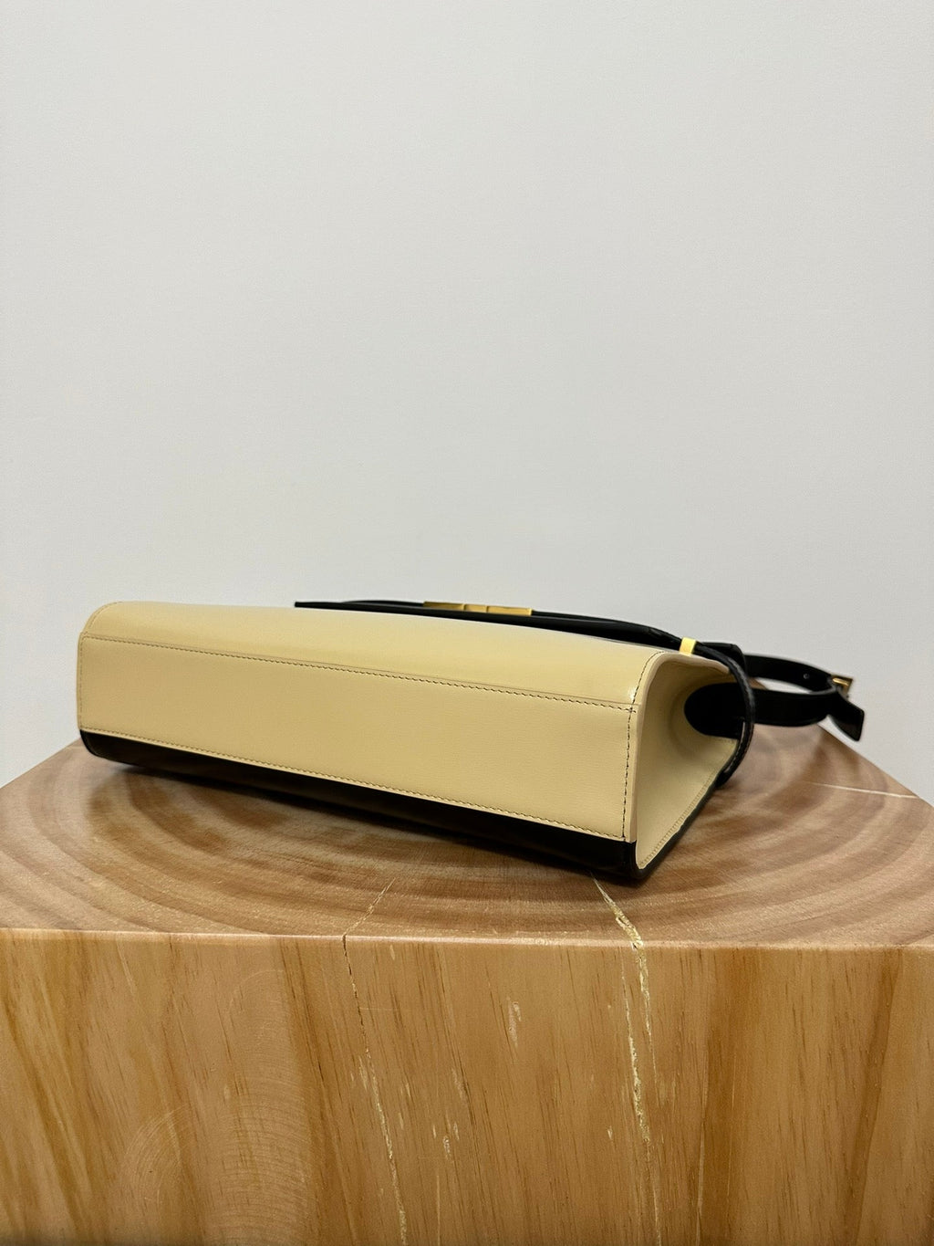 MANHATTAN 29 TOP-HANDLE IN SMOOTH BLACK BEIGE CALFSKIN