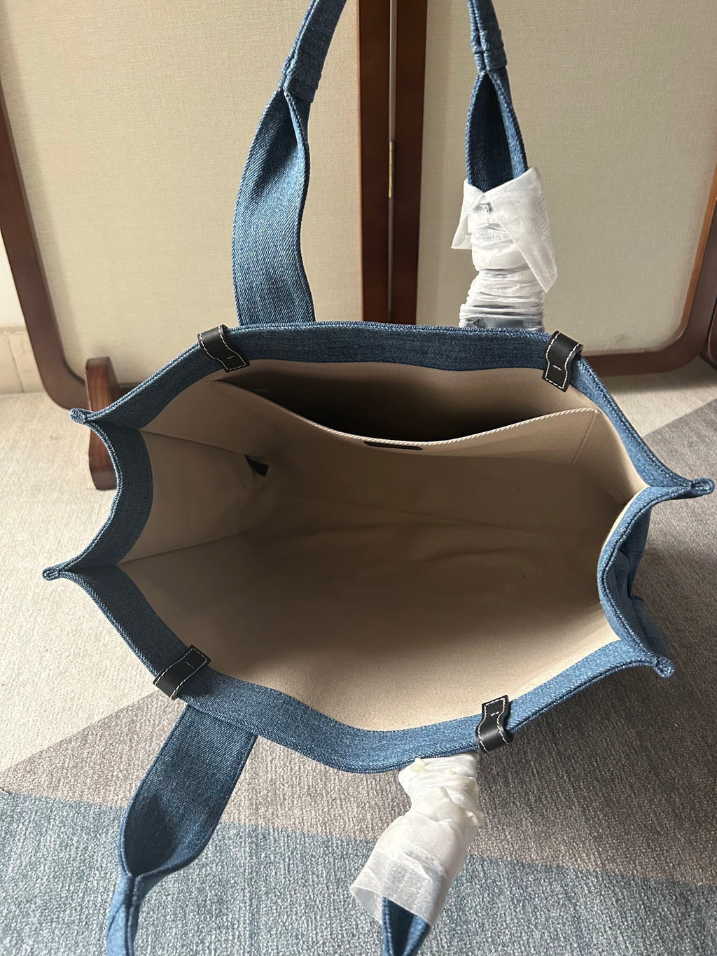 LAGRE WOODY TOTE BAG 45 IN BLUE DENIM BLACK CALFSKIN