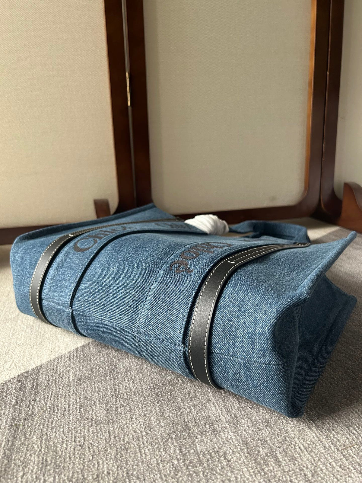 MEDIUM WOODY TOTE BAG 37 IN BLUE DENIM BLACK CALFSKIN