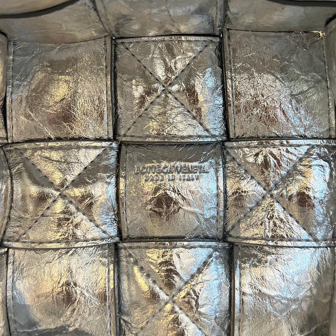 BOTTEGA VENETA SMALL CASSETTE BUCKET 18 IN SILVER METALLIC SOFT LAMBSKIN
