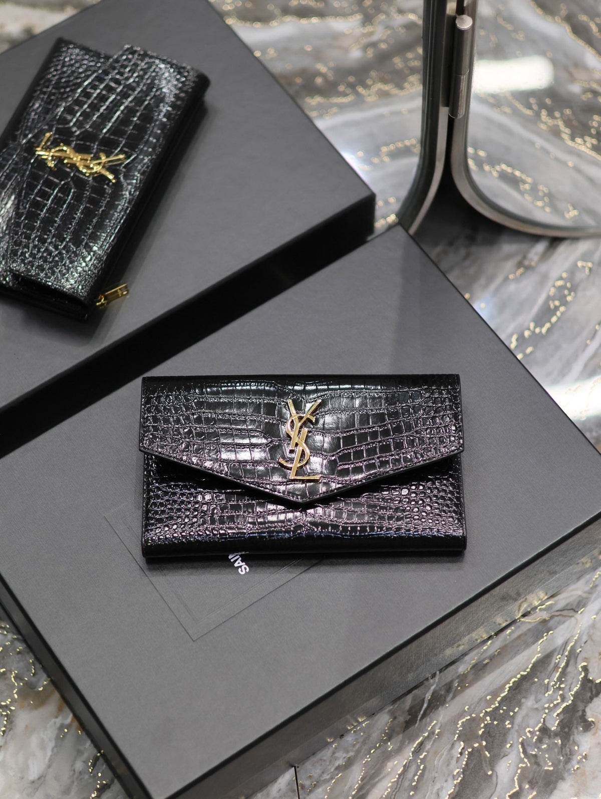 UPTOWN WALLET 21 IN BLACK CROCODILE PATTERN CALFSKIN GOLD LOGO