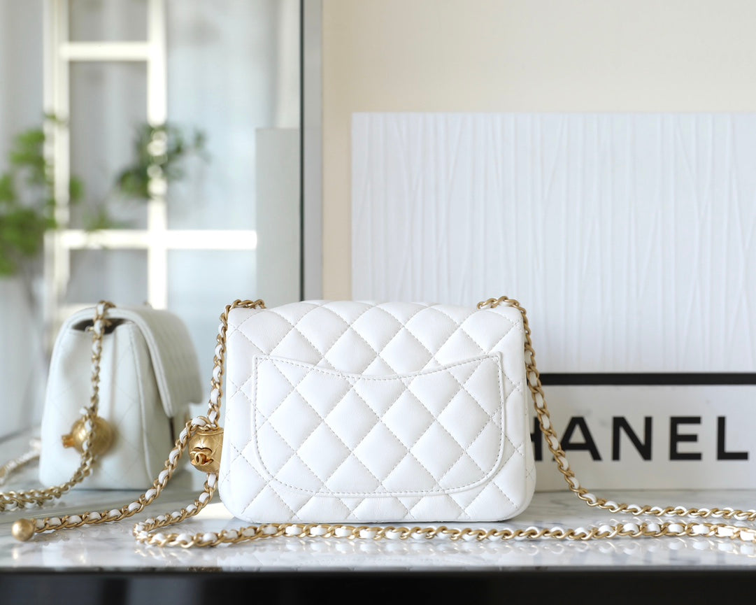 CHANEL 25S FLAP BAG 18 CM IN WHITE LAMBSKIN WITH GOLD HARDWARE