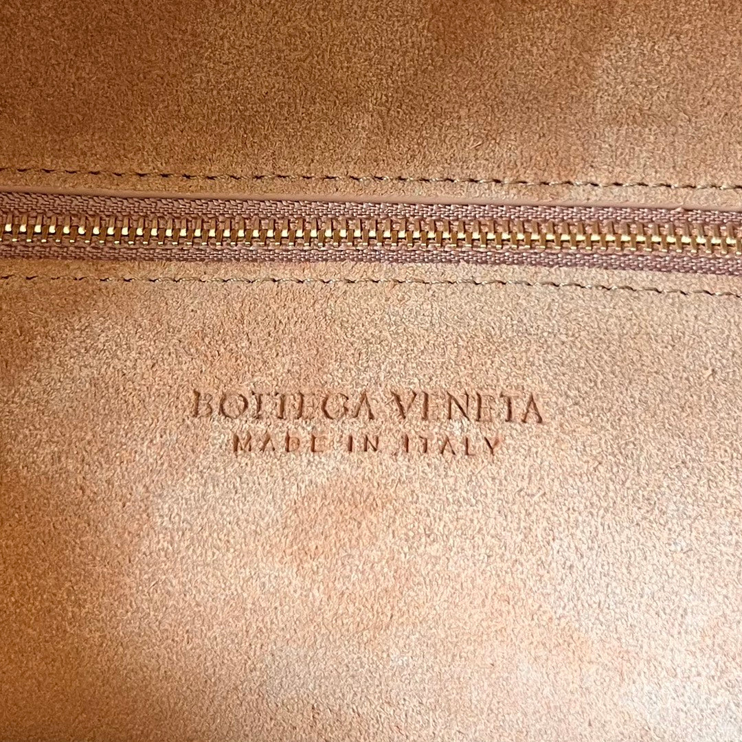 LARGE HOP 54 IN RUSSET BROWN LAMBSKIN