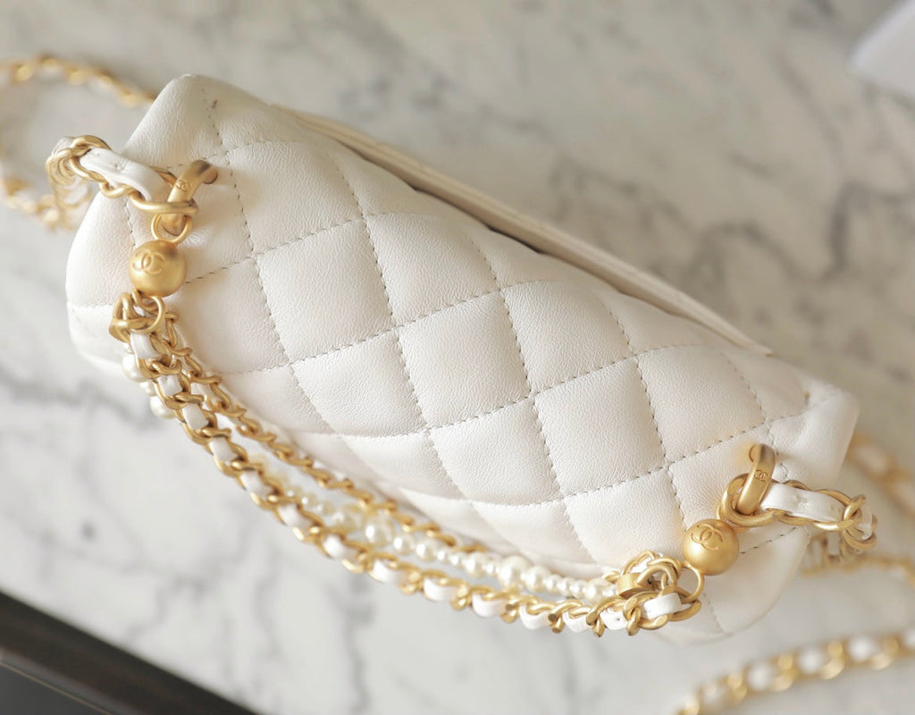 CHANEL 25S FLAP BAG 17 CM IN WHITE LAMBSKIN PEARL STRAP WITH GOLD HARDWARE