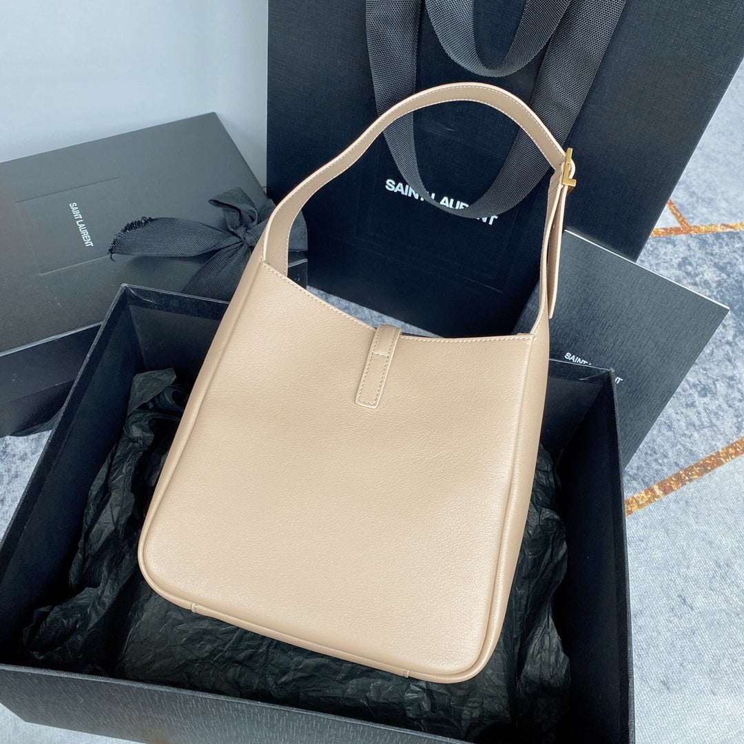 LE 5 À 7 SMALL SUPPLE 23 IN BEIGE LAMBSKIN GOLD BUCKLE