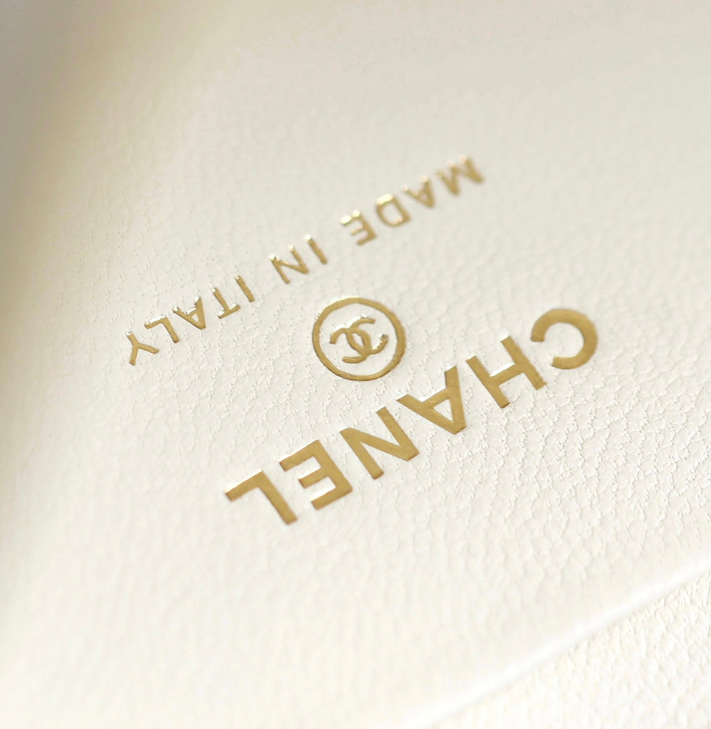 CHANEL 25S VANITY BAG 17 CM IN WHITE LAMBSKIN WITH PEARL STRAP