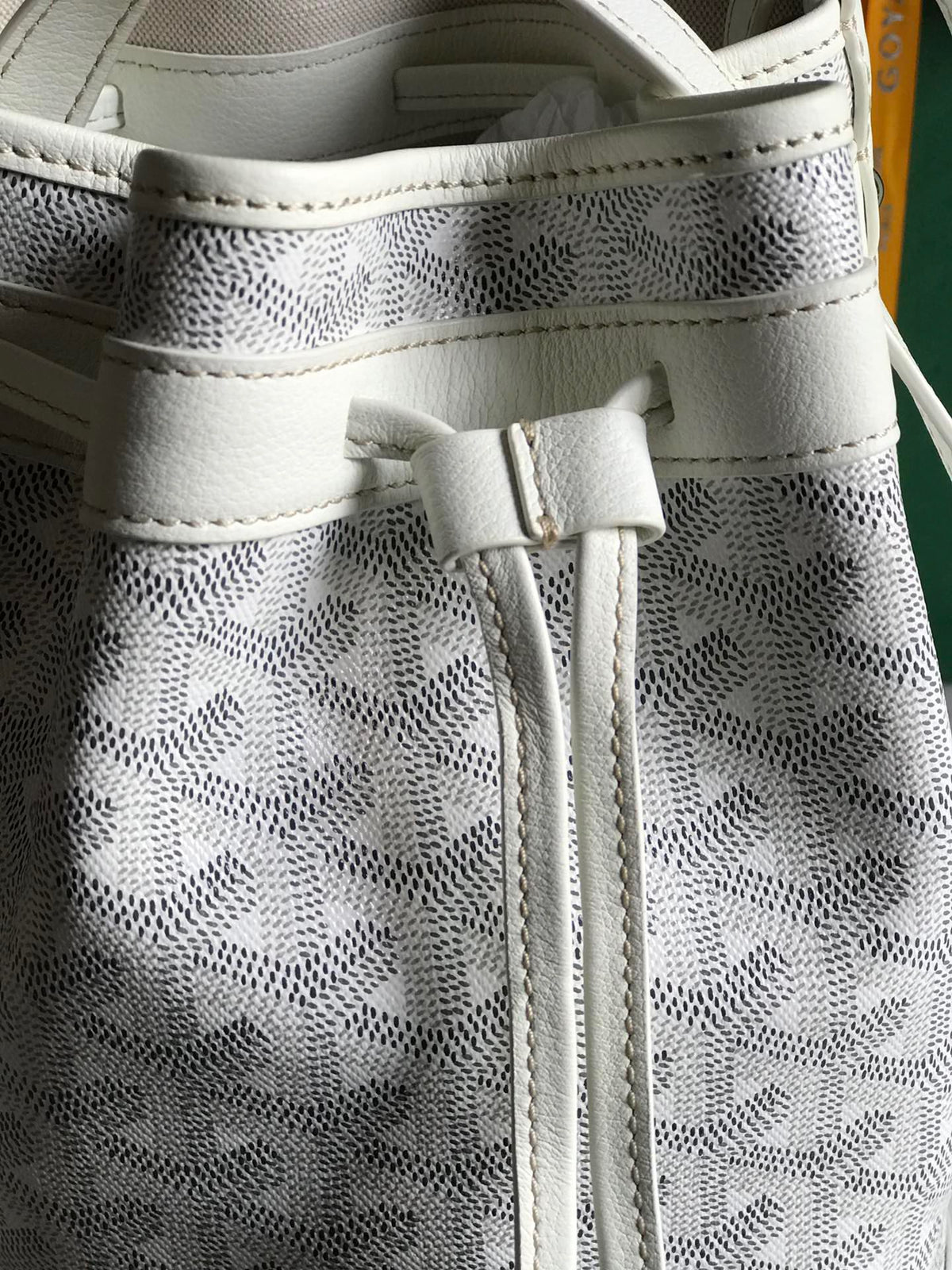 PETIT FLOT BUCKET BAG 22 IN WHITE GOYARDINE CANVAS AND LAMBSKIN TRIM