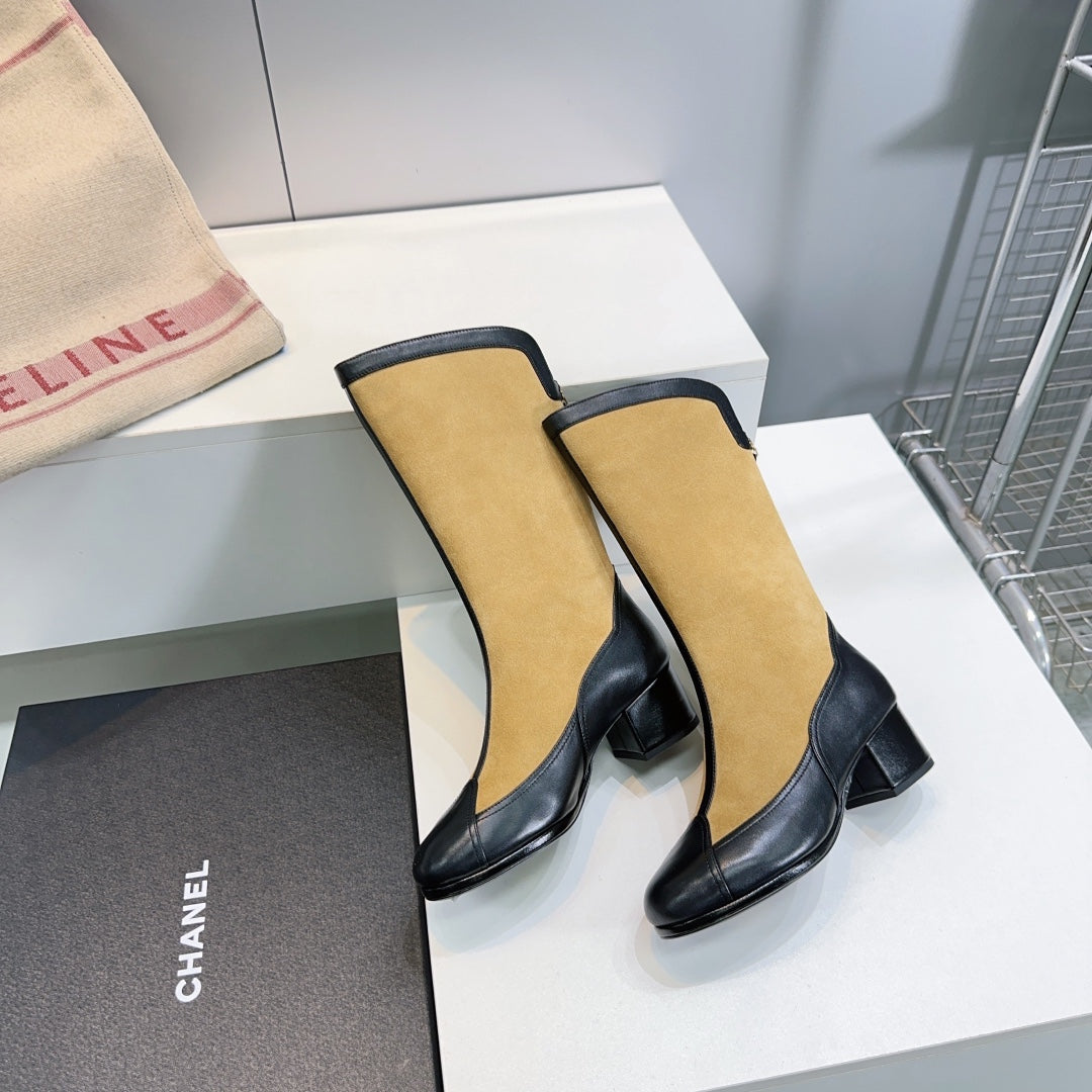 CHANEL SHORT BOOTS 25S 45 MM IN DARK BEIGE SUEDE AND BLACK LAMBSKIN