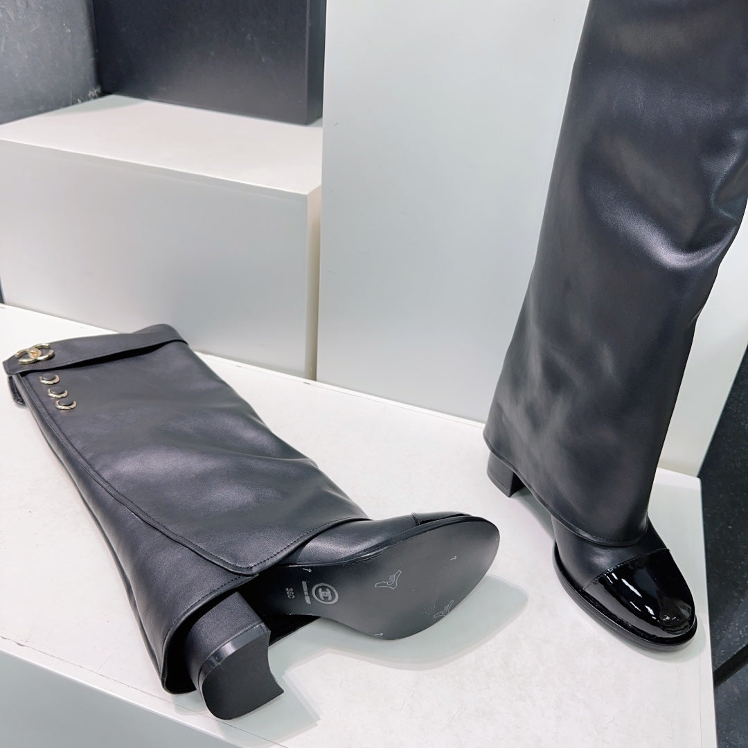 CHANEL HEELED KNEE-HIGH BOOTS 25S 85 MM IN BLACK LAMBSKIN WITH GOLD HARDWARE