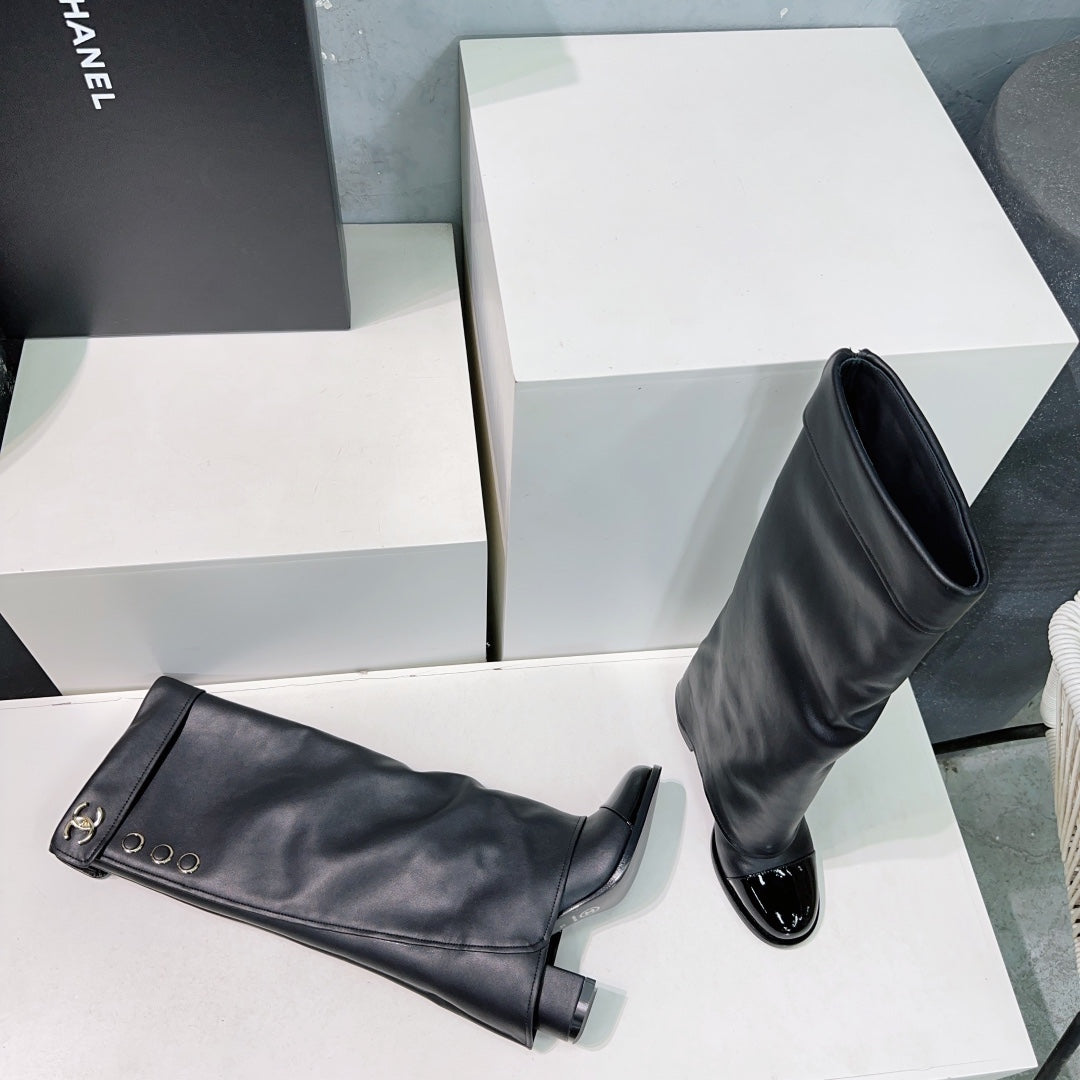 CHANEL HEELED KNEE-HIGH BOOTS 25S 85 MM IN BLACK LAMBSKIN WITH GOLD HARDWARE