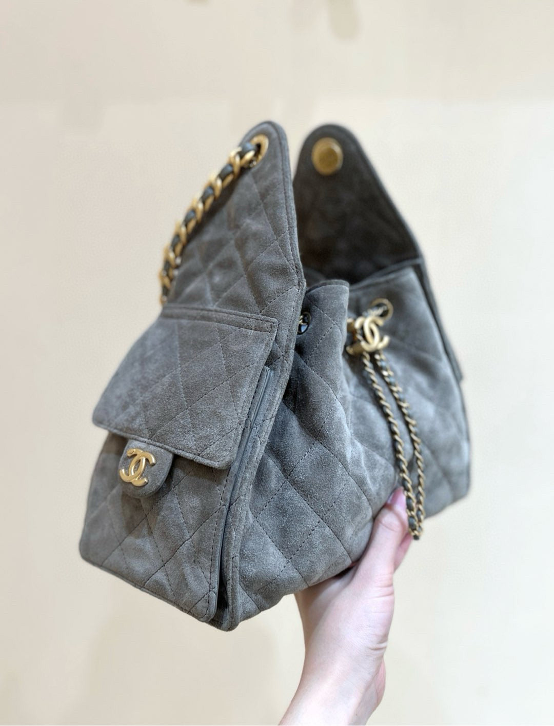 CHANEL 25 HANDBAG IN GREY 30 SUEDE GOLD HARDWARE