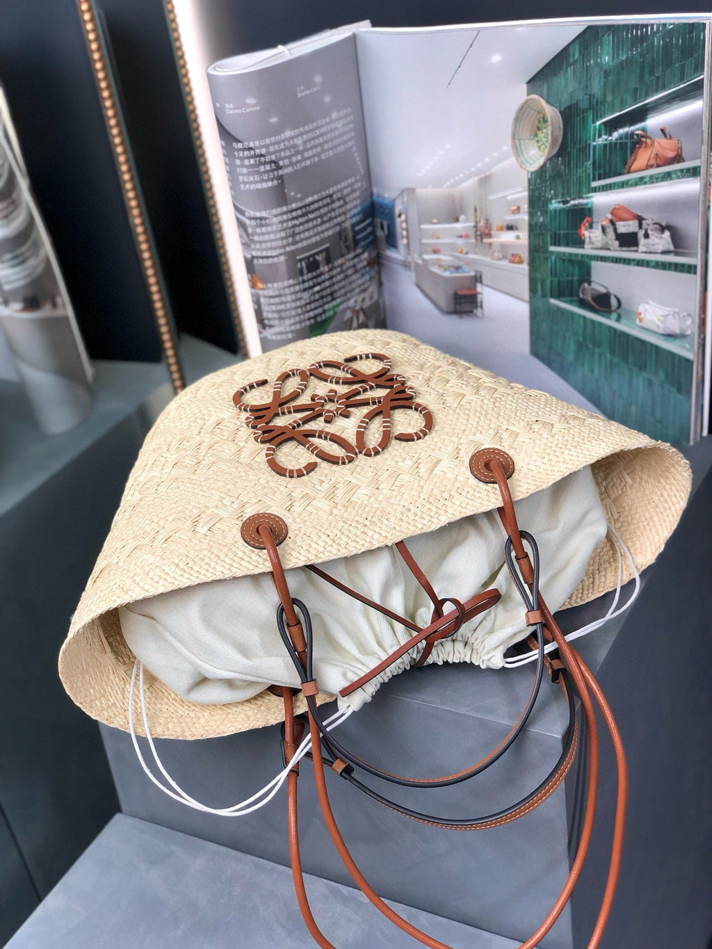 MEDIUM ANAGRAM BASKET BAG 46 IN BEIGE IRACA PALM AND TAN CALFSKIN