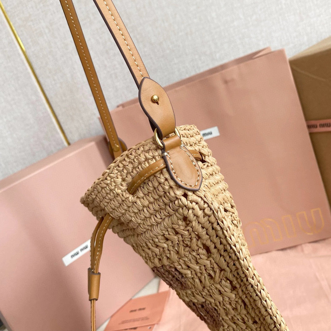 WANDER BUCKET BAG 23 IN NATURAL RAFFIA WITH LEATHER TRIM