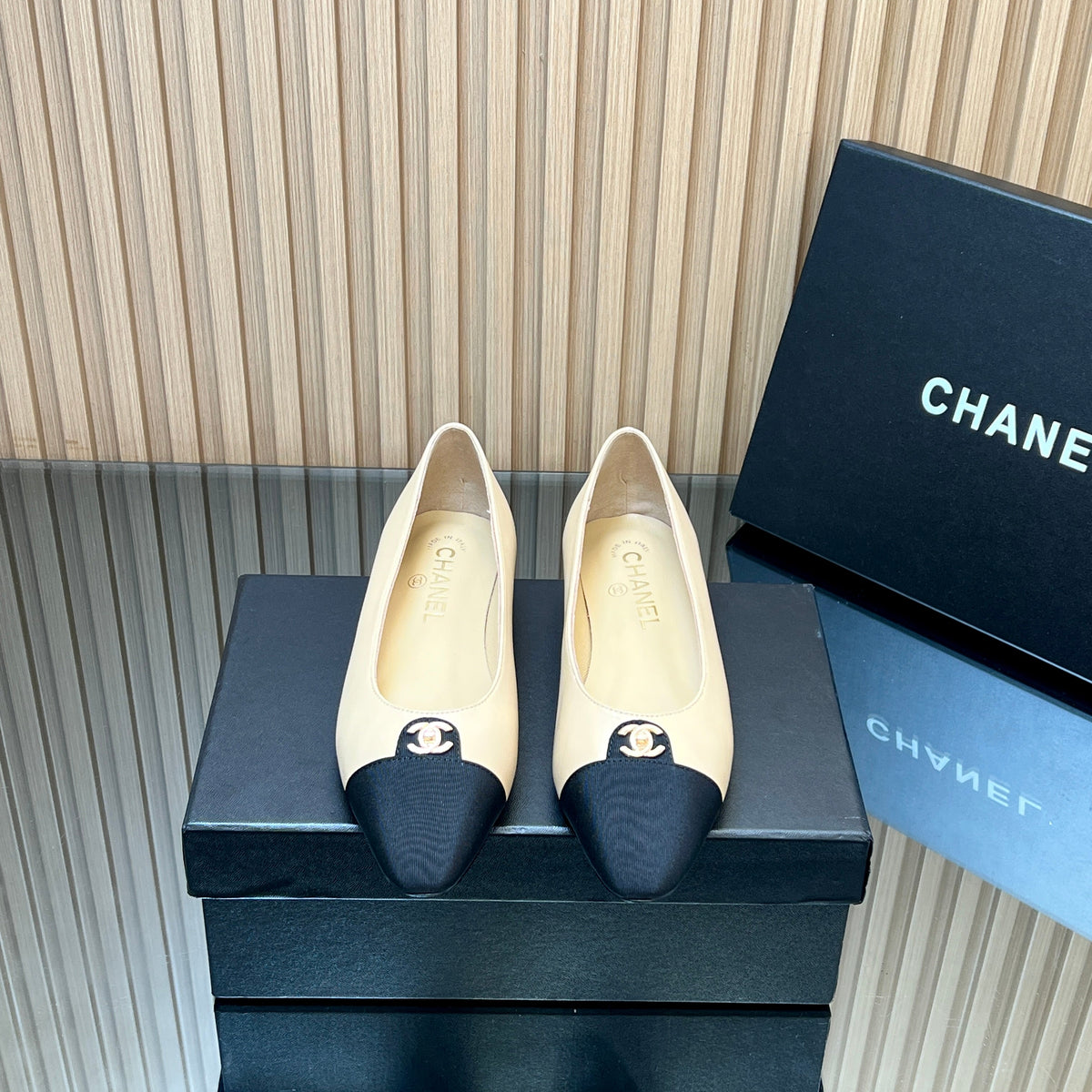 CHANEL 25S BALLET FLATS LOGO IN BEIGE CALFSKIN AND BLACK CANVAS GOLD HARDWRE