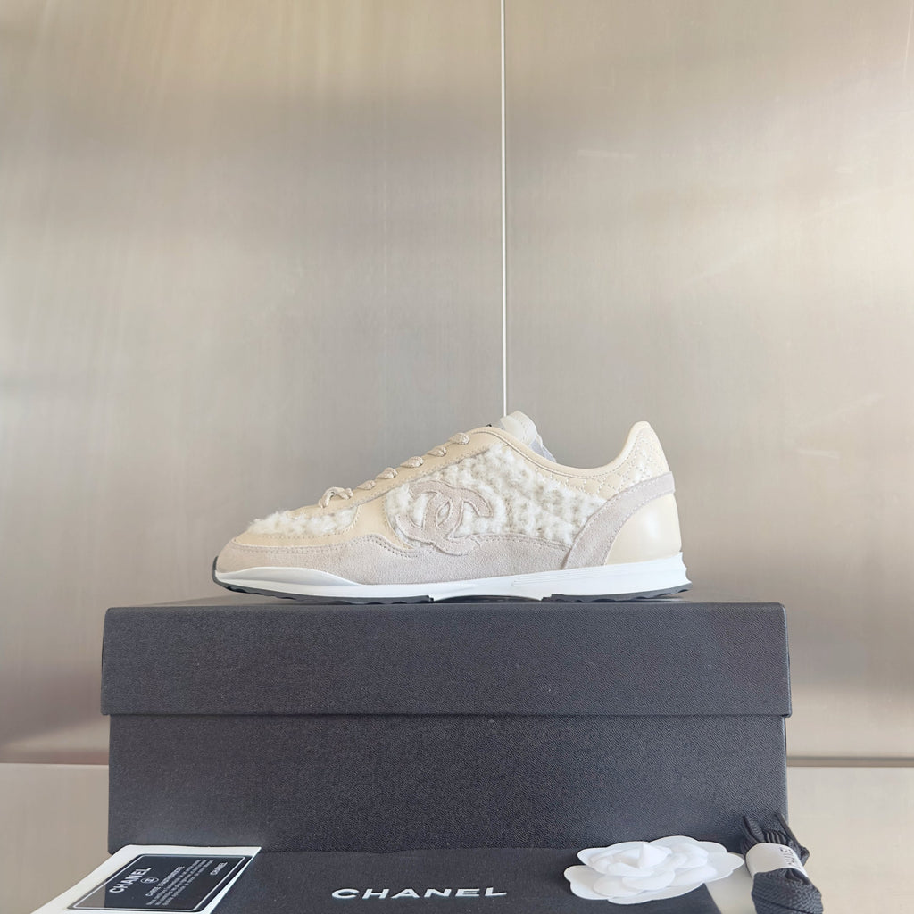 CHANEL 25S SNEAKERS 20MM IN WHITE CALFSKIN AND SUEDE
