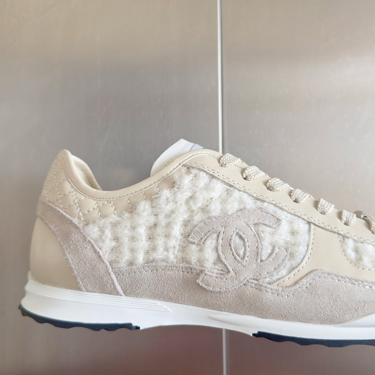 CHANEL 25S SNEAKERS 20MM IN WHITE CALFSKIN AND SUEDE