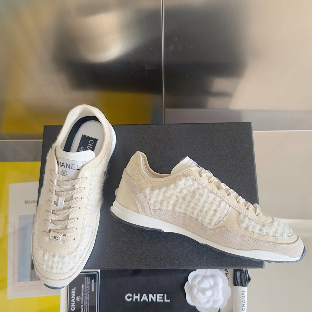 CHANEL 25S SNEAKERS 20MM IN WHITE CALFSKIN AND SUEDE
