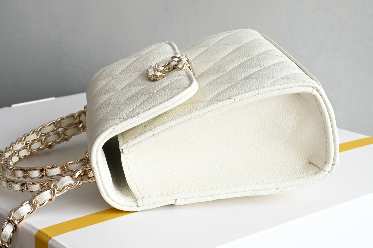 CHANEL 25S KELLY 14.5 CM IN WHITE LAMBSKIN