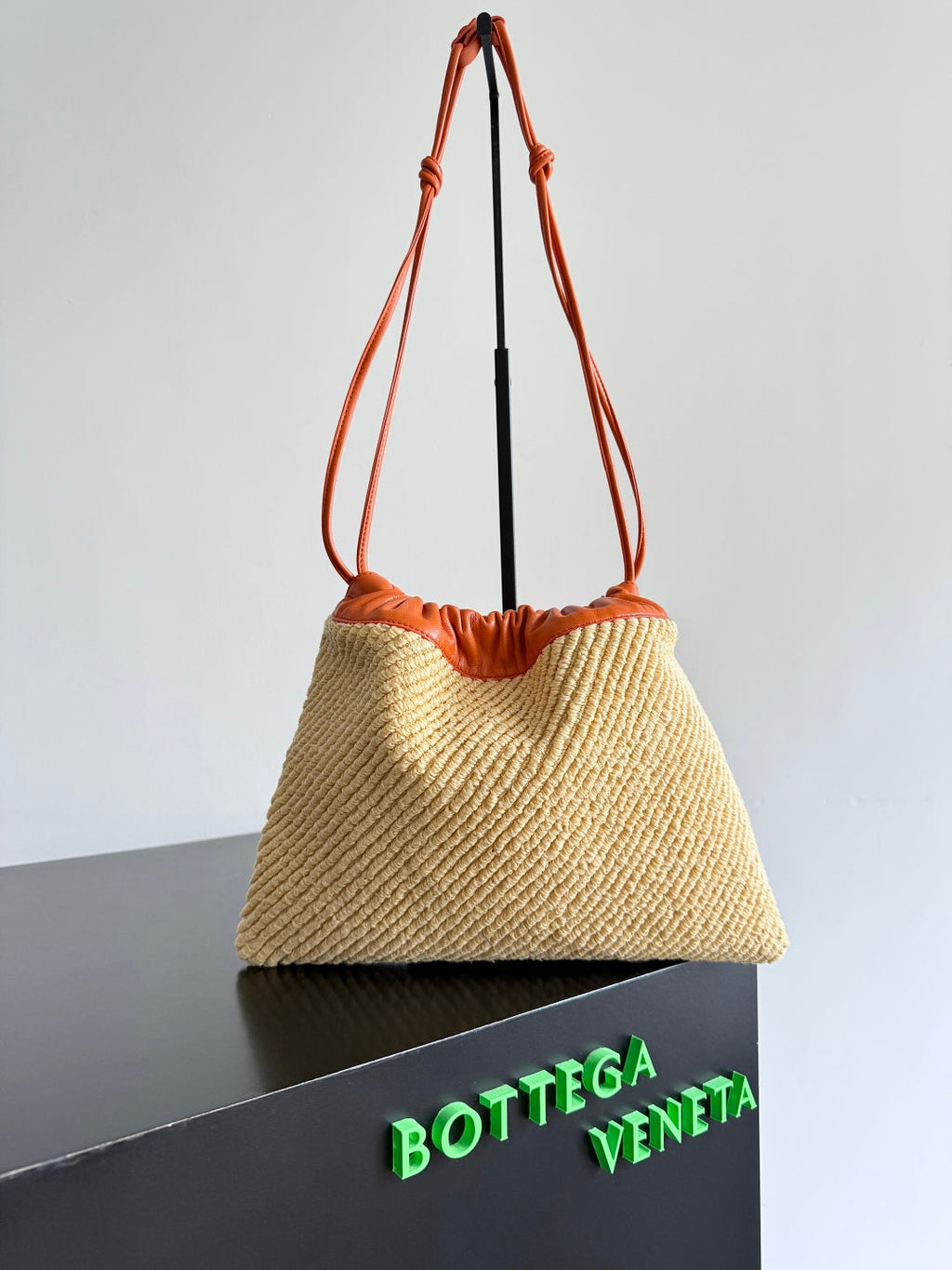 BOTTEGA VENETA 25S DUSTBAG 32 IN BURNT ORANGE RAFFIA AND CALFSKIN