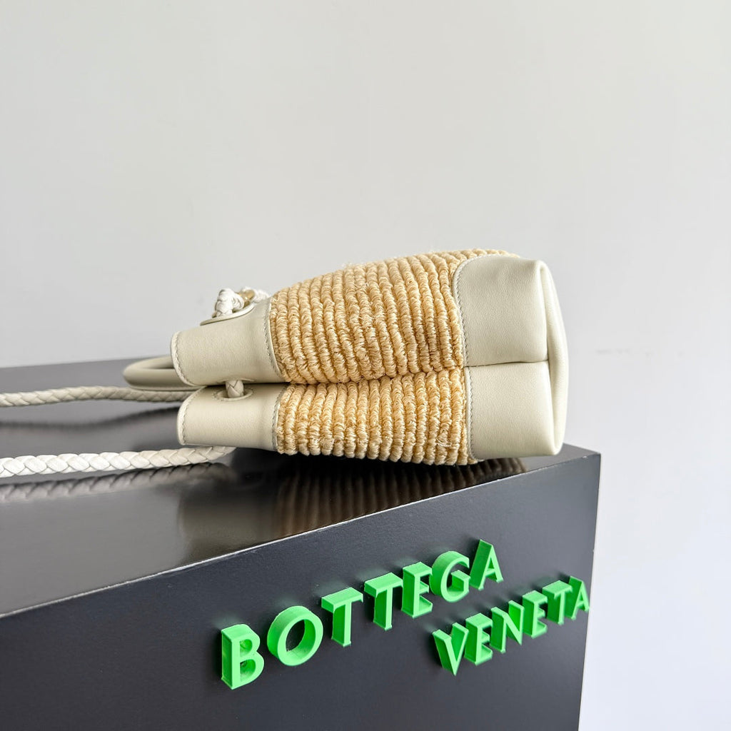 BOTTEGA VENETA 25S SMALL ANDIAMO 25 IN IVORY CALFSKIN AND RAFFIA