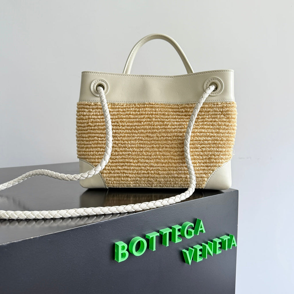 BOTTEGA VENETA 25S SMALL ANDIAMO 25 IN IVORY CALFSKIN AND RAFFIA