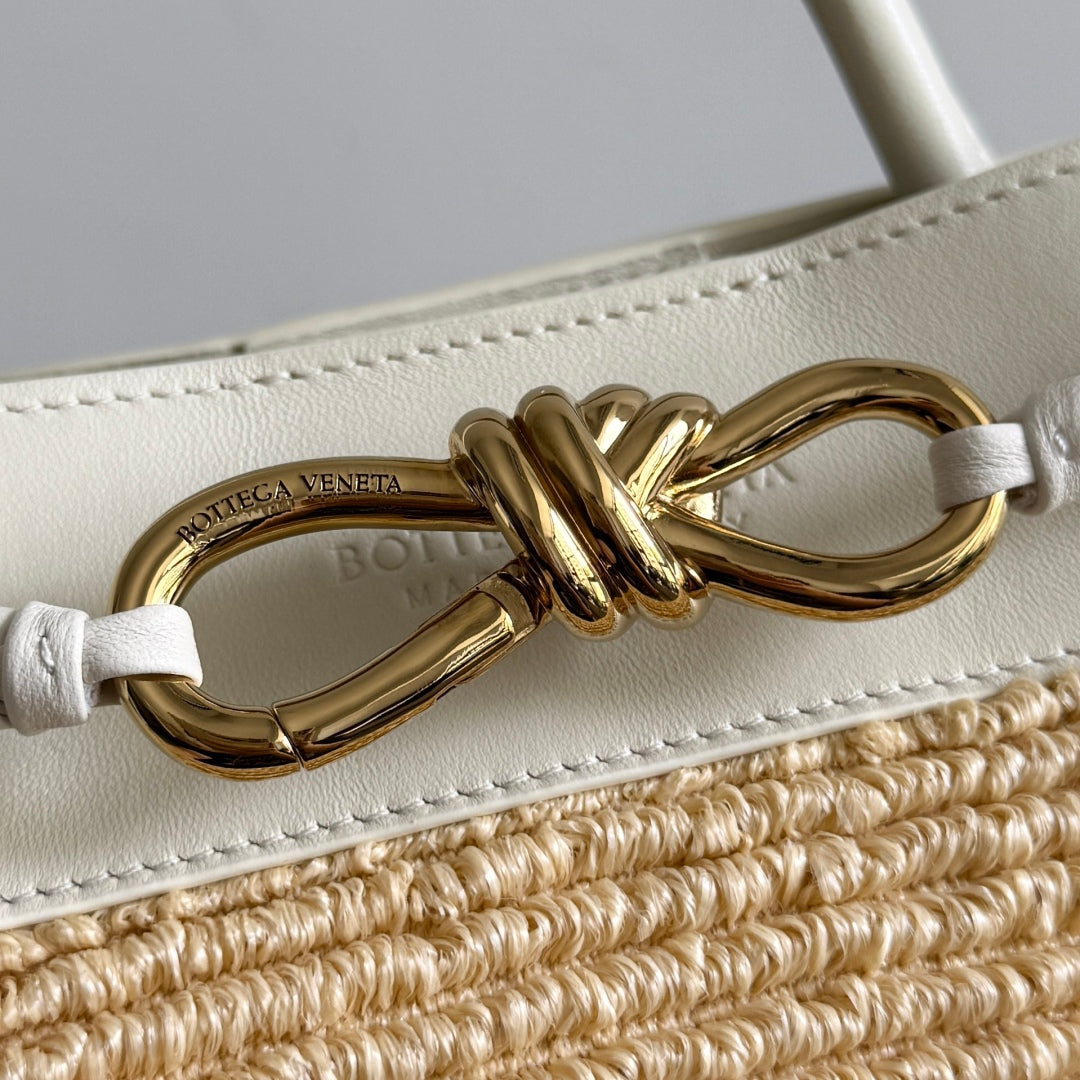 BOTTEGA VENETA 25S SMALL ANDIAMO 25 IN IVORY CALFSKIN AND RAFFIA