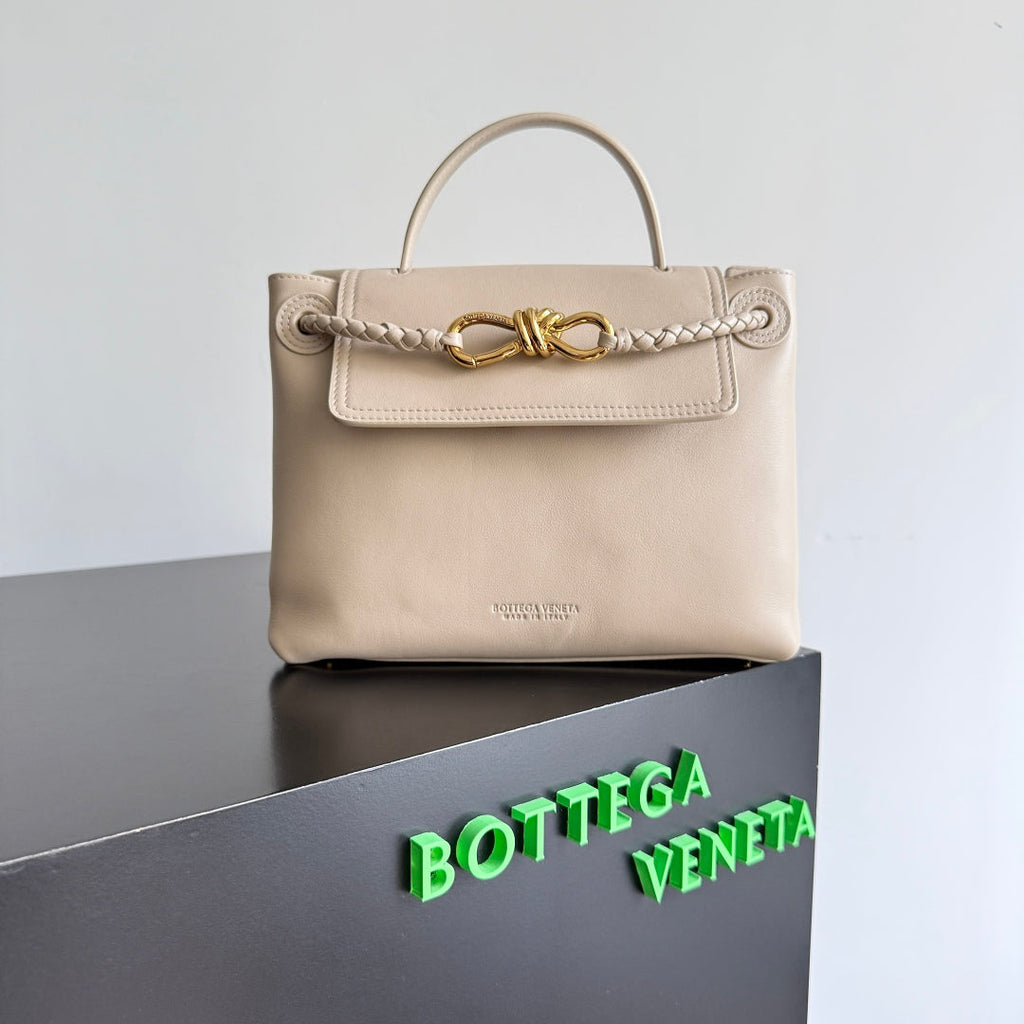 BOTTEGA VENETA 25S MEDIUM CIAO CIAO BAG 26 IN LIGHT WARM BEIGE CALFSKIN