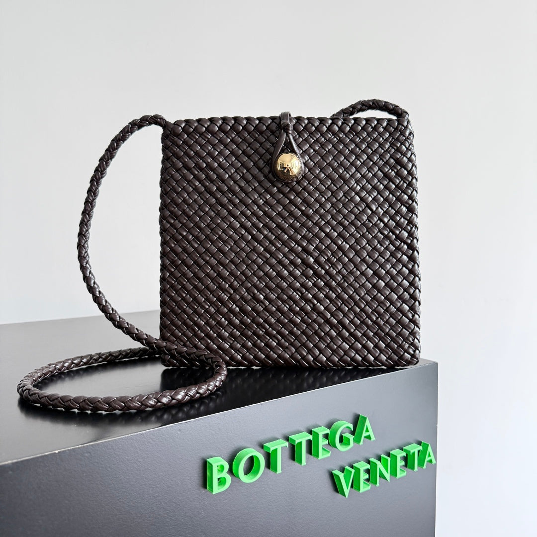 BOTTEGA VENETA 25S TOSCA BAG 19 IN DARK BROWN CALFSKIN GOLD HARDWARE