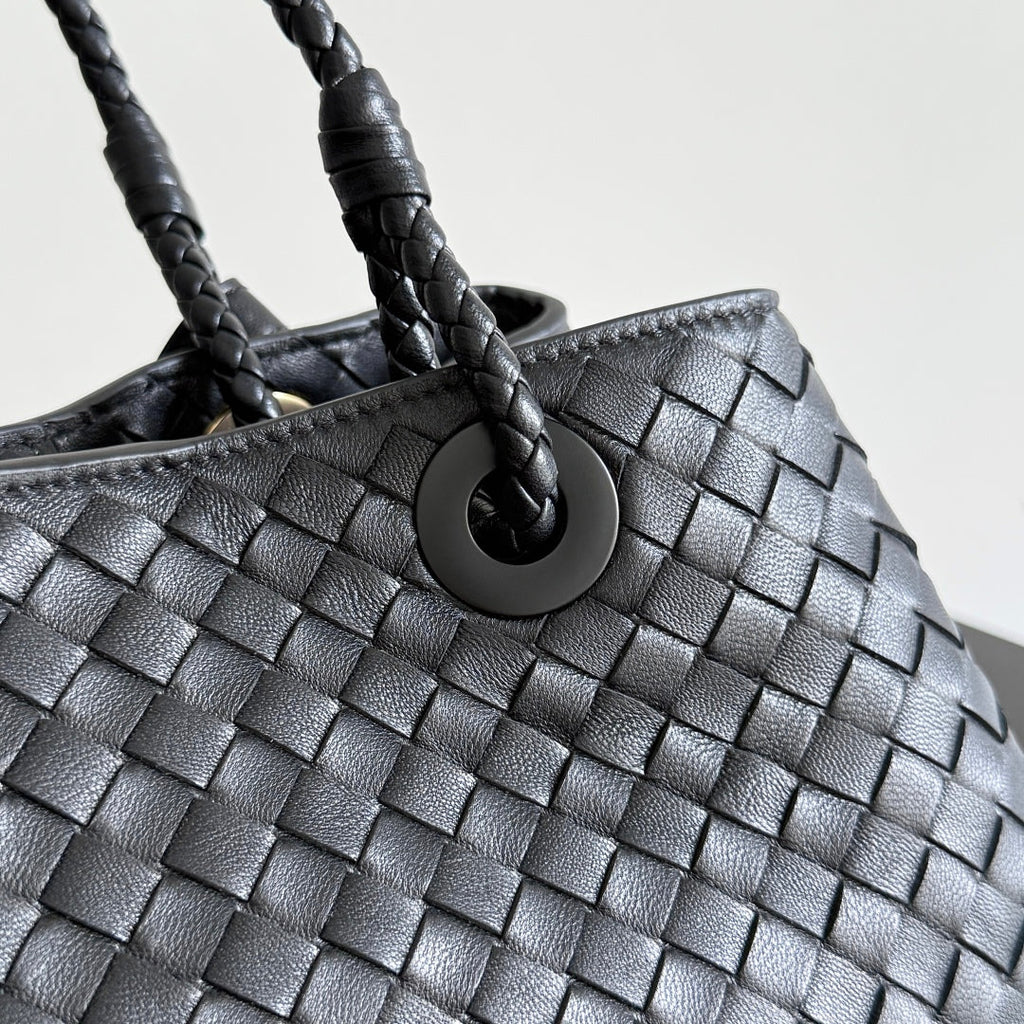 BOTTEGA VENETA 25S BASKET BAG 31 IN BLACK CALFSKIN GOLD HARDWARE