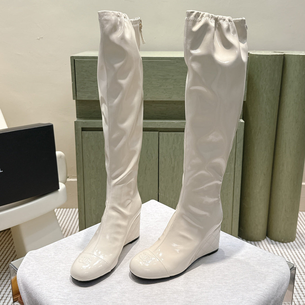 CHANEL 25S KNEE-HIGH BOOTS 60MM IN WHITE PATENT CALFSKIN WEDGE HEELS