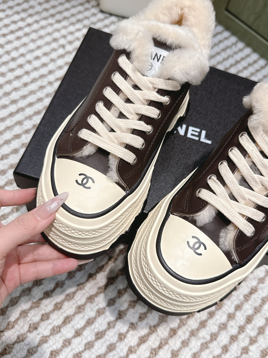 CHANEL 25S THICK-SOLE SNEAKERS 60MM IN DARK BROWN AND BEIGE CALFSKIN WITH FUR LINING
