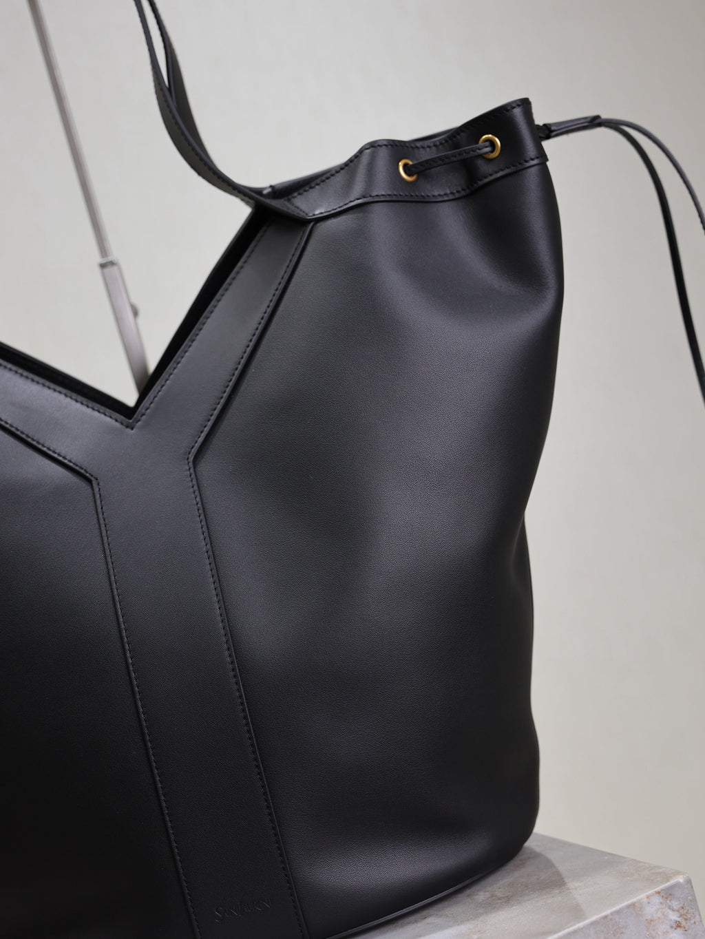 YSL 25S Y LARGE HOBO 50 IN BLACK CALFSKIN GOLD HARDWRE