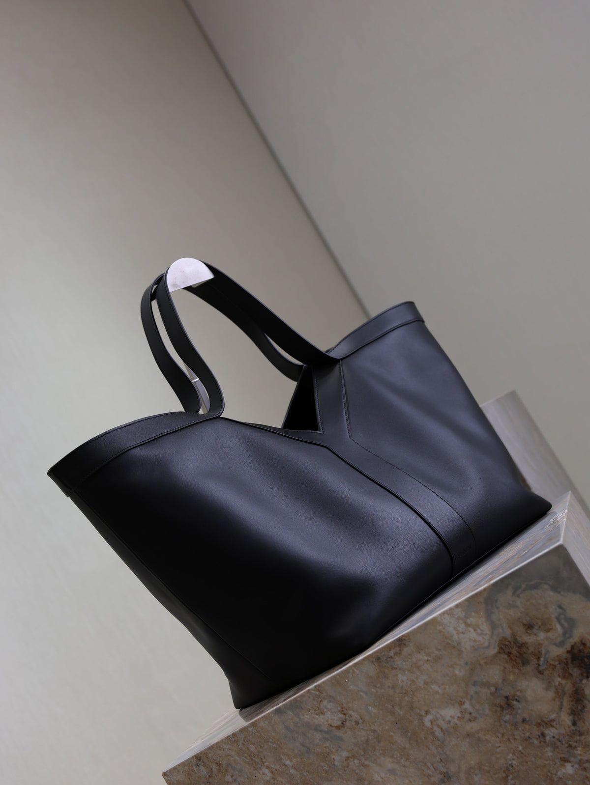 YSL 25S Y TOTE 50 IN BLACK CALFSKIN GOLD HARDWARE