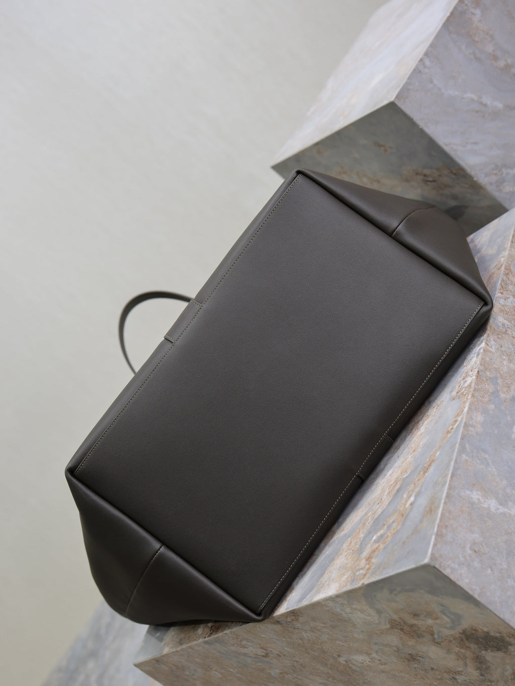 YSL 25S Y MAXI TOTE 50 IN MUTED CHARCOAL CALFSKIN GOLD HARDWARE