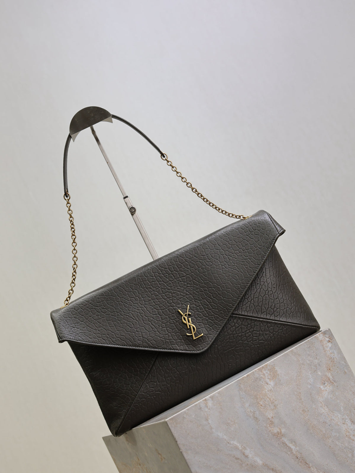 YSL 25S CASSANDRE ENVELOPE MESSENGER 35 IN LIGHT MUSK LAMBSKIN GOLD HARDWRE