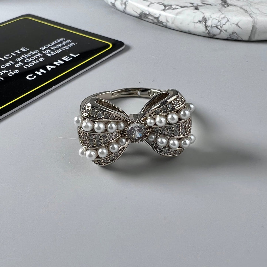 18K  Chanel Bow Tie Pearls Ring