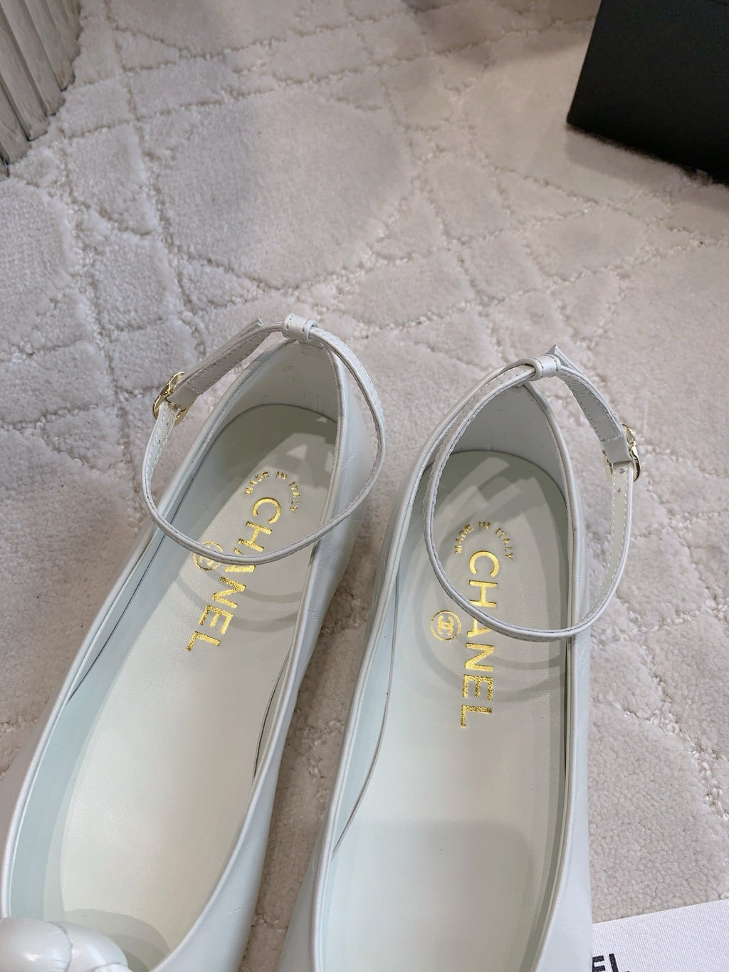 CHANEL 25S CAMELLIA SQUARE TOE FLATS IN WHITE CALFSKIN GOLD HARDWARE