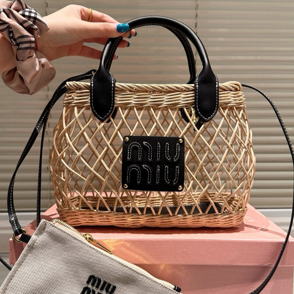 WOVEN HOLLOW BAG 23 IN BEIGE RATTAN AND BLACK CALFSKIN TRIM