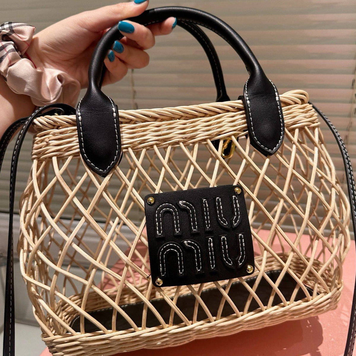 WOVEN HOLLOW BAG 23 IN BEIGE RATTAN AND BLACK CALFSKIN TRIM