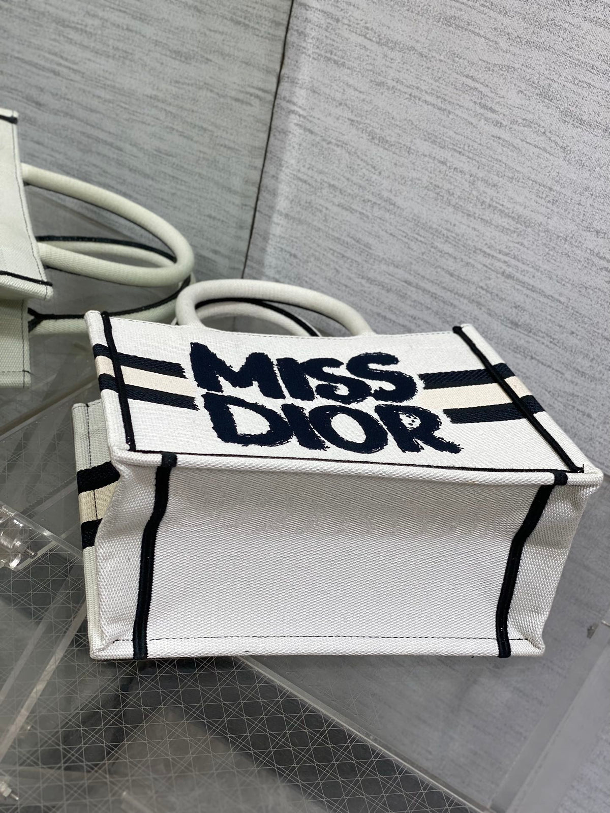 BOOK TOTE 26 IN WHITE MIX BLACK CANVAS 226503