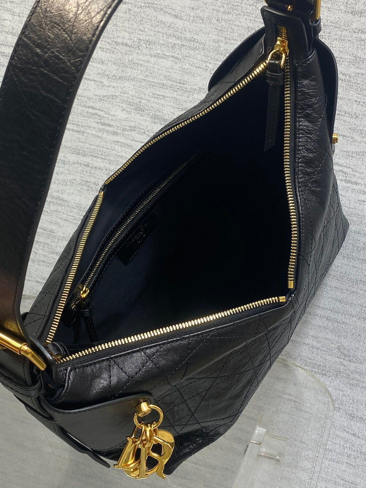 DIOR 25S MEDIUM VOYAGE BAG 28 IN BLACK FLAT MACROCANNAGE GRAINED GLOSSY CALFSKIN