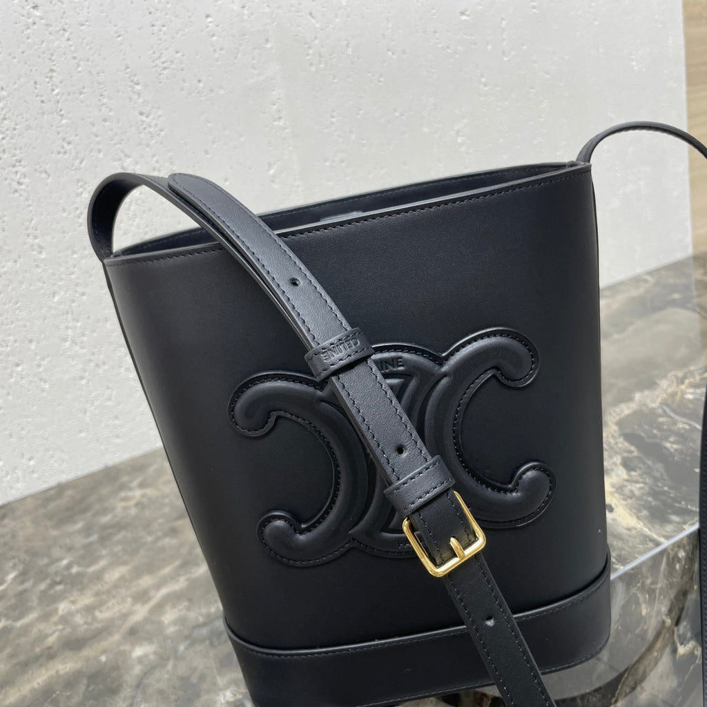 CELINE 25S CUIR TRIOMPHE BAG 30 IN BLACK CALFSKIN