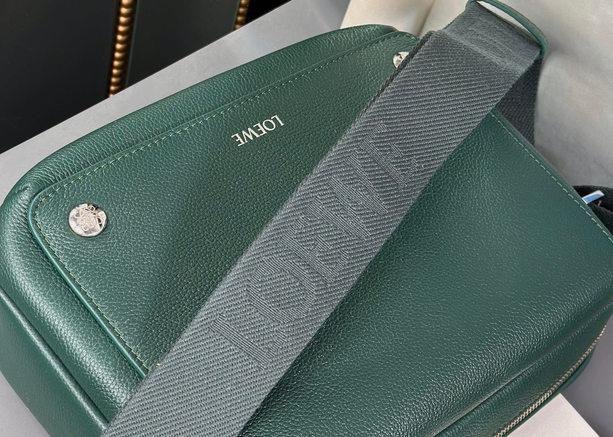 MEDIUM 23 PEBBLE MESSENGER BAG IN FOREST GREEN SUPPLE GRAINED CALFSKIN