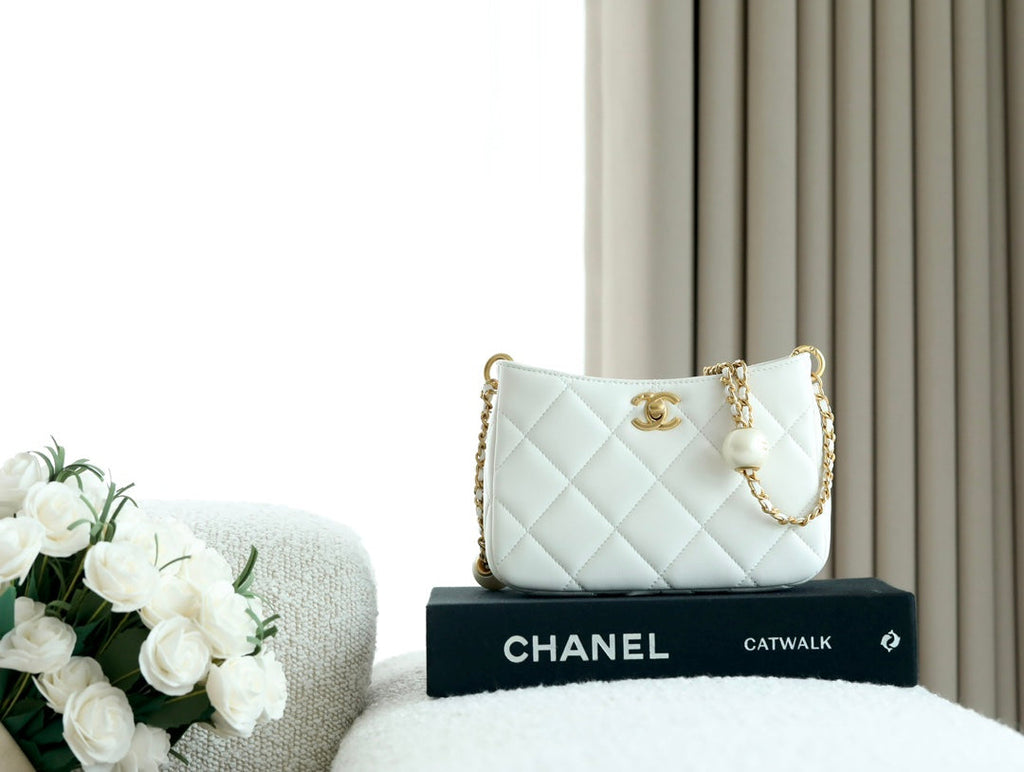 CHANEL 25S HOBO BAG 19.5 CM IN WHITE CALFSKIN WITH GOLD HARDWARE